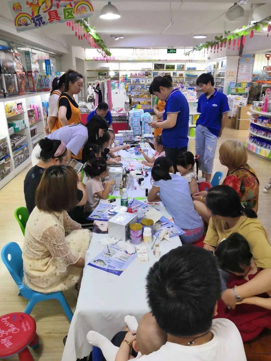 纷纷抢购球票，现场气氛火爆达到高潮