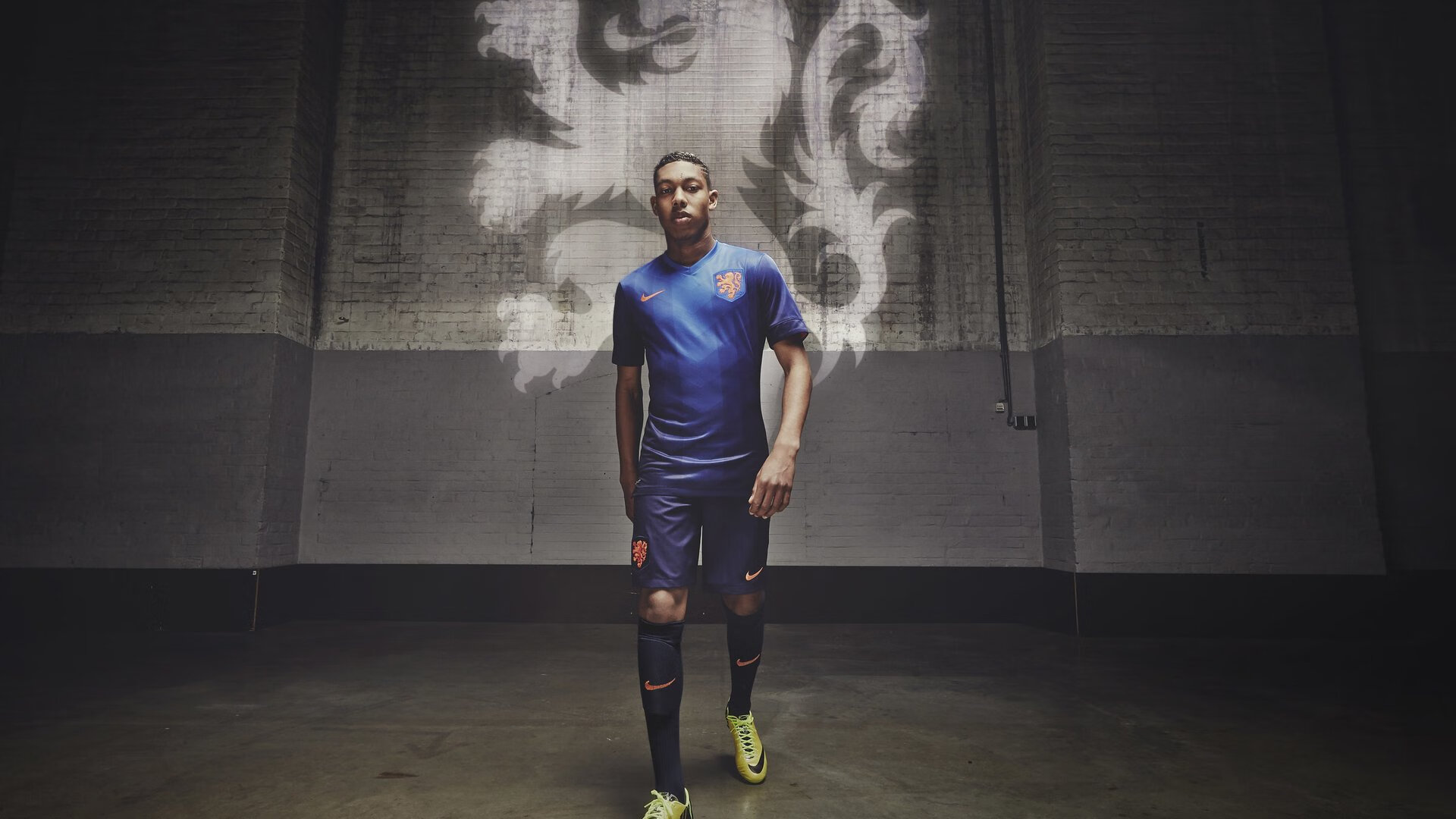 足球赛场焦点！葡萄牙队对阵俄罗斯队，压哨绝杀，引爆全场观众欢呼